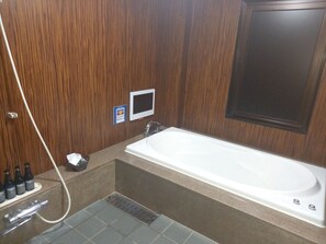 Bathtub dan shower terpisah dan perlengkapan mandi gratis