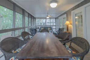 Dining - Cozy Beach Cottage Located in Wild Dunes! Large Screened Porch! (Isle Of Palms)