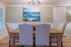 Dining - Cozy Beach Cottage Located in Wild Dunes! Large Screened Porch! (Isle Of Palms)
