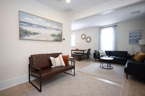 Smart TV - Fully renovated 3 Bedroom 2 bath  apartment 1.5 blocks from the beach (Wildwood)