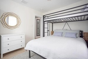 3 chambres, fer et planche à repasser, Wi-Fi, draps fournis