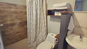 Douche, sĂšche-cheveux, serviettes fournies, savon