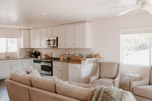 Geladeira, micro-ondas, fogão, cooktop