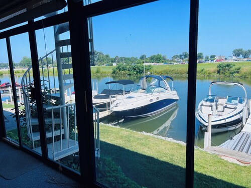 Cozy ranch condo on the shores of Lake Erie!