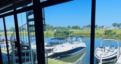 Cozy ranch condo on the shores of Lake Erie!