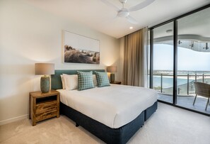 3 bedrooms, desk, iron/ironing board, free WiFi - MAROOCHY CENTRAL - BEAUTIFUL 3 BEDROOM UNIT (Sunshine Coast)