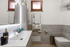 Douche, sèche-cheveux, bidet