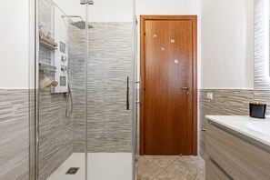 Dusche, Haartrockner, Bidet