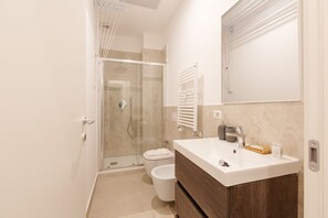 Shower, hair dryer, bidet - GuestHost - Insubria Park - Pastel Colored Apartment! (Milano)