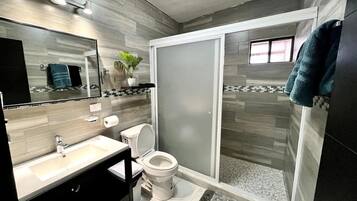 Dusj, hårføner, håndklær og såpe