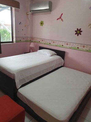 3 bedrooms, desk, iron/ironing board, WiFi