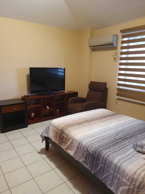 3 Schlafzimmer, Schreibtisch, Bügeleisen/Bügelbrett, WLAN