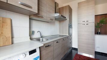 Kjøleskap, ovn, kokeplater og brødrister