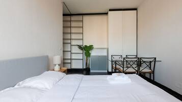 1 habitación, tabla de planchar con plancha, wifi y ropa de cama