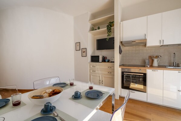 Kühlschrank, Mikrowelle, Ofen, Herdplatte