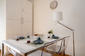 Dining - GuestHost - Cozy apartment that accommodates up to 4 people, equipped with all comforts and tastefully furnished. Its excellent location, close to the seafront and the renowned Petruzzelli Theatre, makes it ideal for experiencing the beating heart of the (Bari)
