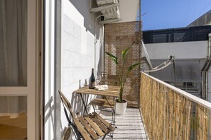 Outdoor dining - GuestHost - Cozy apartment that accommodates up to 4 people, equipped with all comforts and tastefully furnished. Its excellent location, close to the seafront and the renowned Petruzzelli Theatre, makes it ideal for experiencing the beating heart of the (Bari)