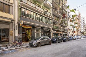 Exterior - GuestHost - Cozy apartment that accommodates up to 4 people, equipped with all comforts and tastefully furnished. Its excellent location, close to the seafront and the renowned Petruzzelli Theatre, makes it ideal for experiencing the beating heart of the (Bari)