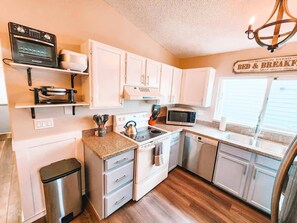Private kitchen - Pet Friendly/Cozy 4-bedroom home/3 King Beds/Mins to Airport (Colorado Springs)