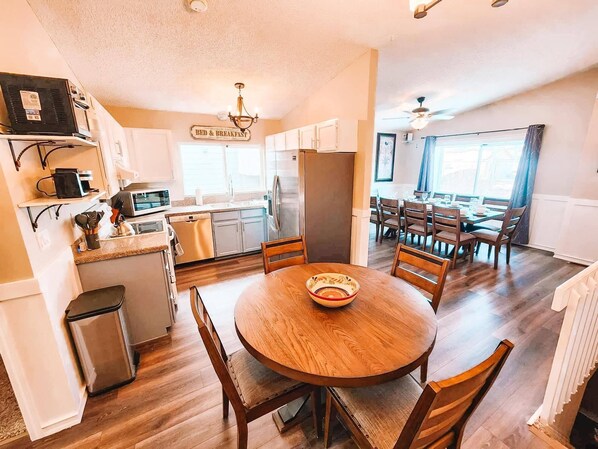 Dining - Pet Friendly/Cozy 4-bedroom home/3 King Beds/Mins to Airport (Colorado Springs)