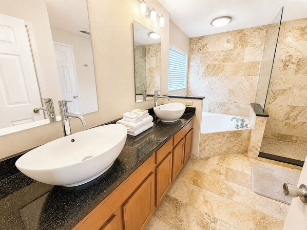 Shower, hair dryer, towels - Golf View, Gameroom,SW facing pool, spa (Davenport)