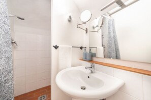 Dusche, Haartrockner, Bidet, Handtücher