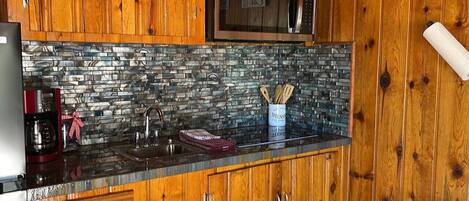 Réfrigérateur, micro-ondes, plaque de cuisson, cafetiÚre/bouilloire