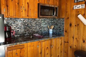 Kylskåp, mikrovågsugn, spishäll och kaffe- och tebryggare