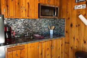 Kühlschrank, Mikrowelle, Herdplatte, Wasserkocher mit Kaffee-/Teezubehör