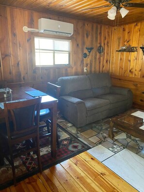 Smart-TV, Kamin, DVD-Player, Bücher