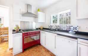 Fridge, oven, stovetop, dishwasher