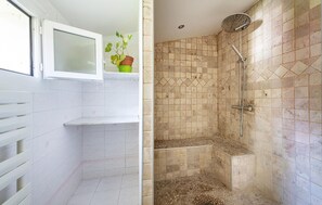 Shower - Lovely home in Miramas (Miramas)