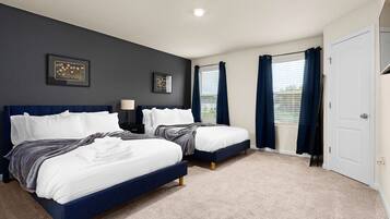 2 habitaciones, escritorio, tabla de planchar con plancha y wifi