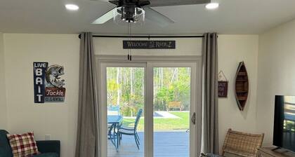 Camp Manatee-waterfront/pet-friendly/kayaks/boatslip/fir pit/fishing poles