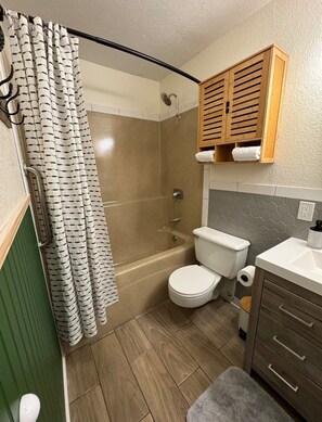 Hair dryer, towels - Camp Manatee-waterfront, pet-friendly, kayaks, boatslip,fire pit, fishing poles (Crystal River)