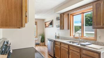 Coffee/tea maker, fridge, microwave, oven