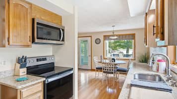 Coffee/tea maker, fridge, microwave, oven
