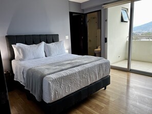 3 bedrooms, iron/ironing board, WiFi, bed sheets - CONDO IN SABANA BEST LOCATION (San José)