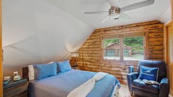 2 bedrooms, desk, iron/ironing board, WiFi (free)