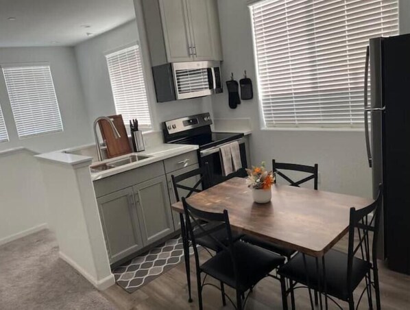 Réfrigérateur, micro-ondes, four, plaque de cuisson