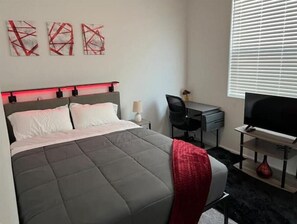 3 bedrooms, iron/ironing board, WiFi, bed sheets - Cozy Suites in a New House! (Visalia)