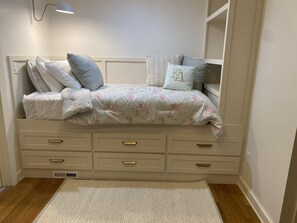 5 bedrooms, iron/ironing board, WiFi, bed sheets