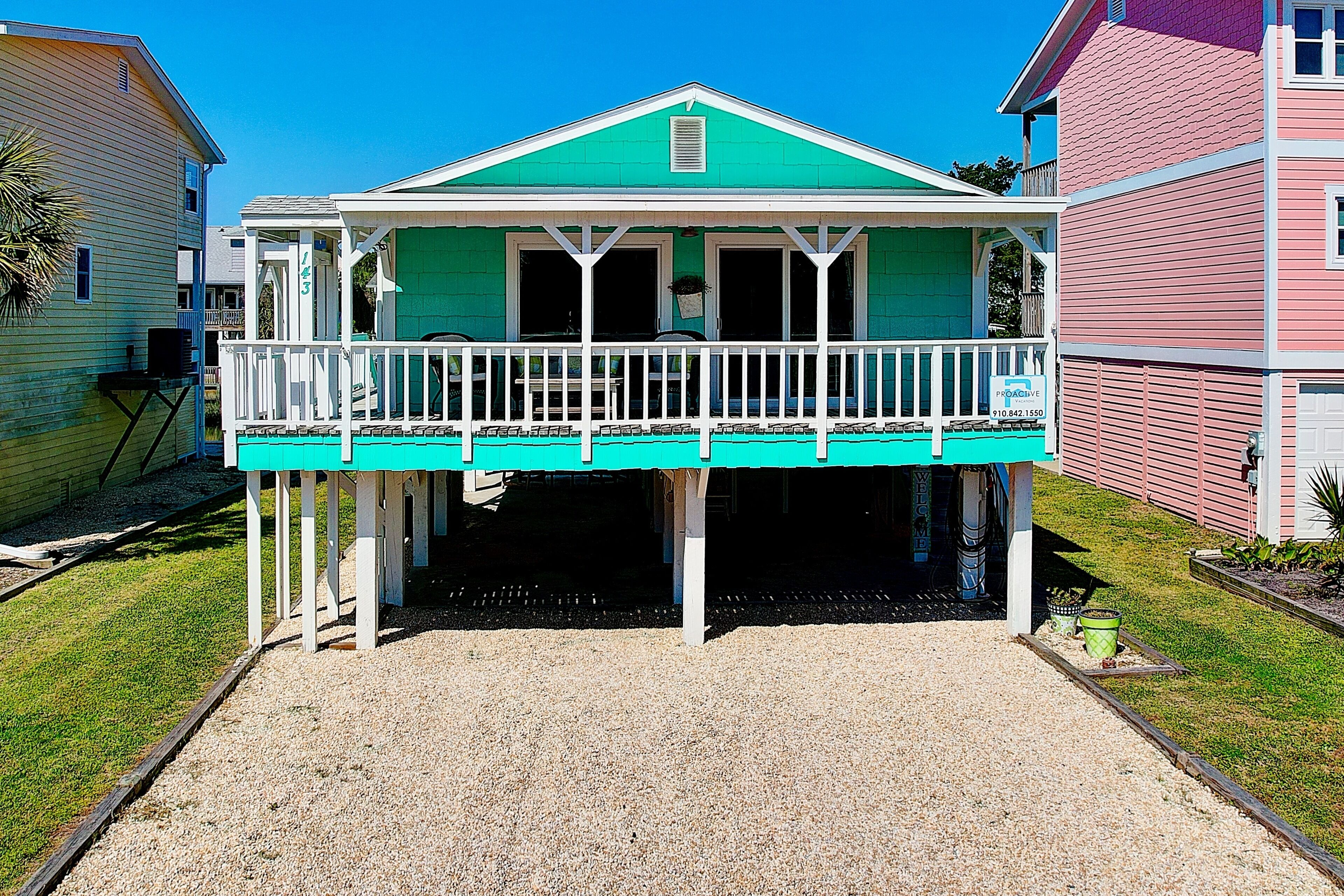 The Marlin House is updated, 3 Bed 2 bath waterfront, short walk to beach, Pet Friendly, quiet&safe