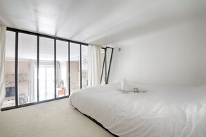 Tabla de planchar con plancha, wifi y ropa de cama