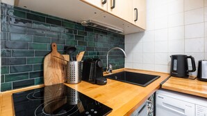 Kaffetrakter/tekoker, kjøleskap og brødrister