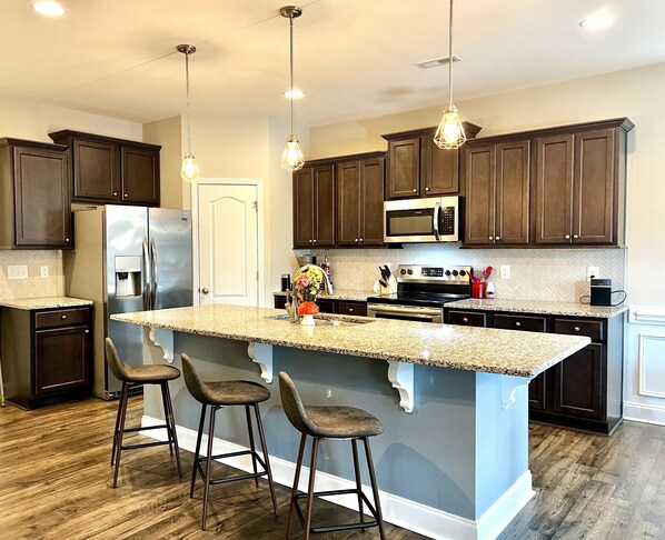 Een magnetron, een oven, een kookplaat, een vaatwasser