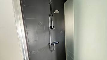 Een douche, een haardroger, handdoeken, zeep