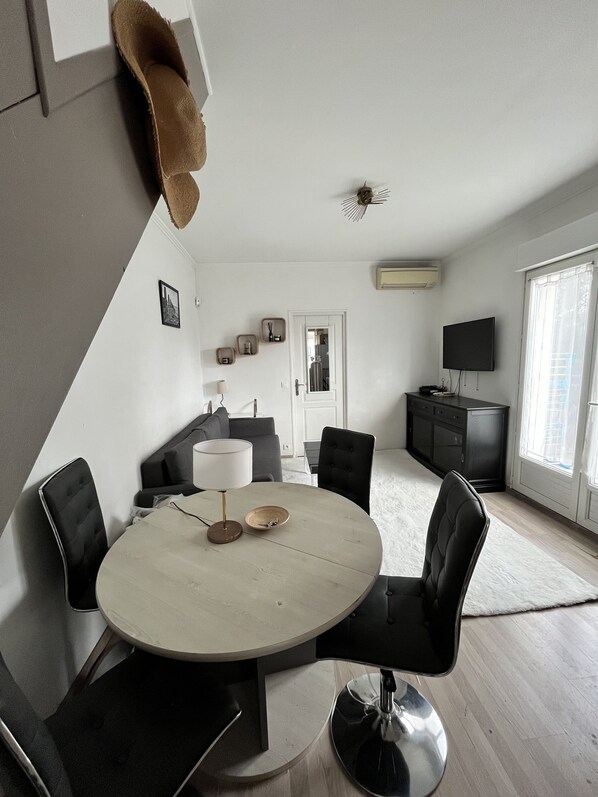 Dining - Maison Avec Beau Jardin et Jacuzzi (Pierrelaye)