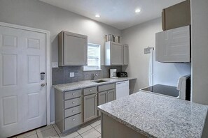 Fridge, microwave, oven, stovetop - Shared Pool, Boardwalk to the Beach, Golf Cart Access (Port Aransas)