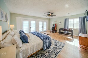 5 bedrooms, desk, iron/ironing board, free WiFi - Walk to Beach & Casino - Family & Pet Friendly - 3 Kings - All One Level (Gulfport)